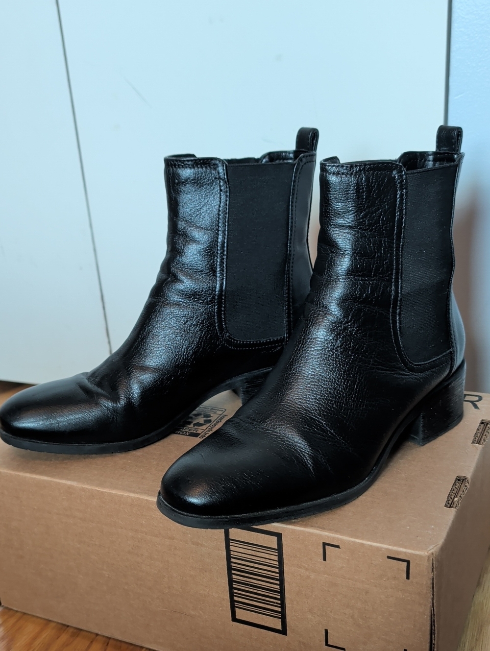 Reaction Kenneth Cole Black Leather Chelsea Ankle Boots